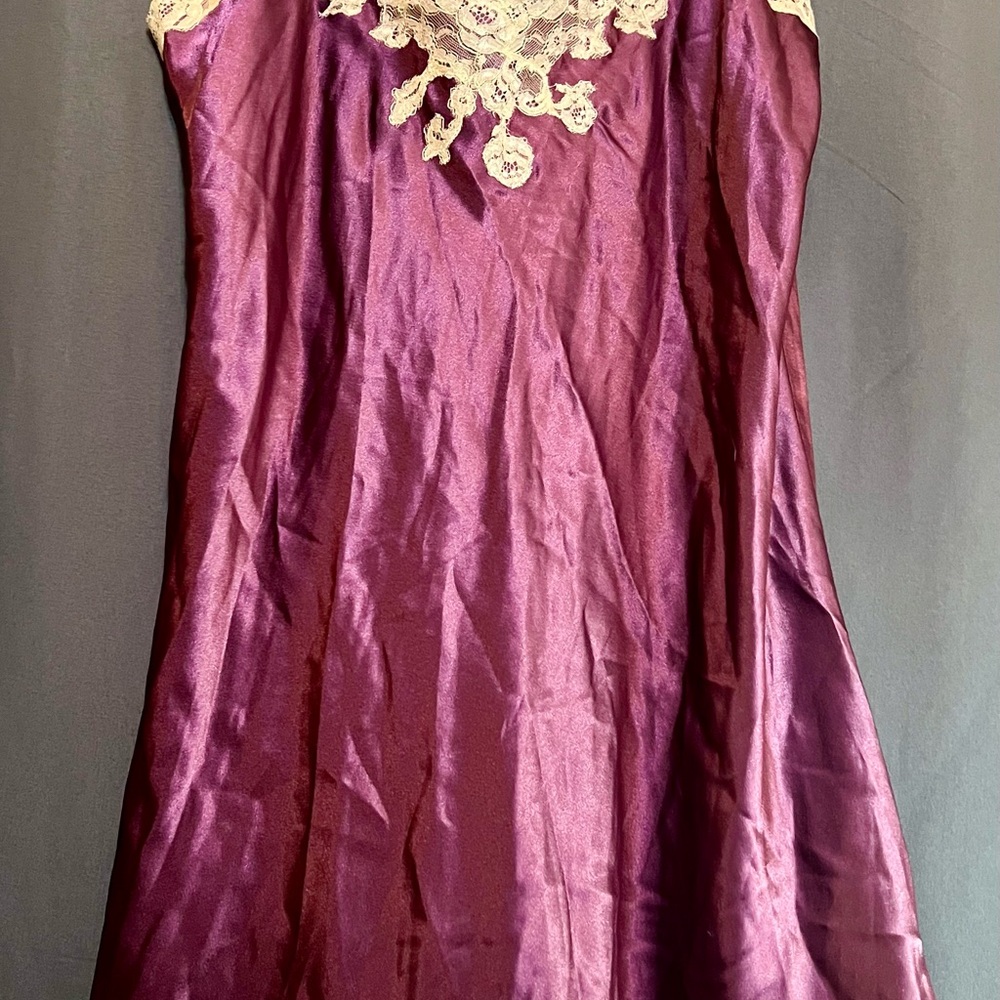 Oscar de la Renta Lavish Lace Sleepwear in Purple
